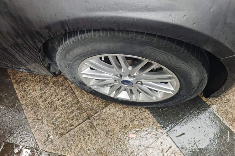 Used Ford Focus 2015 Sedan EcoBoost 180 Automatic Flagship Model Right Front Wheel Hub