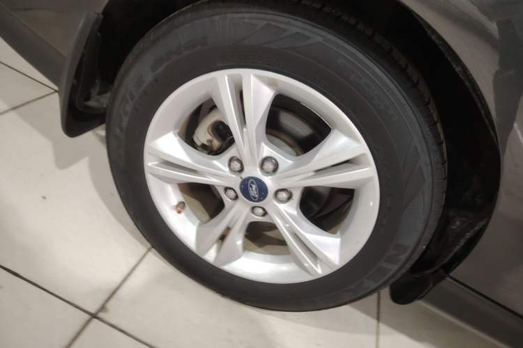 Used Ford Focus 2015 Sedan 1.6L Automatic Comfort Model Right Rear Wheel Hub