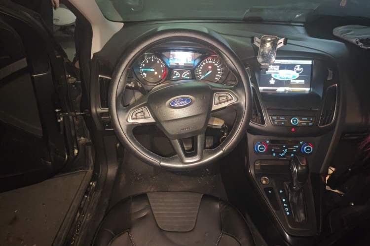 Used Ford Focus 2015 Hatchback EcoBoost 180 Automatic Elite Model Steering Wheel