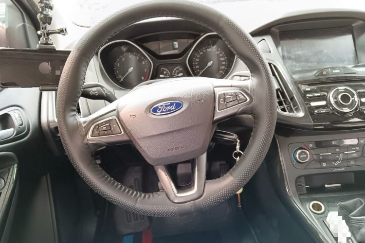 Used Ford Focus 2015 Sedan EcoBoost 125 Manual – Ultra-Style Edition Steering Wheel