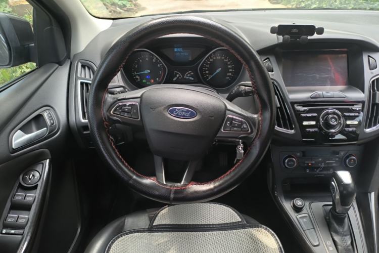 Used Ford Focus 2015 Hatchback EcoBoost 125 Automatic Supreme Style Edition Steering Wheel