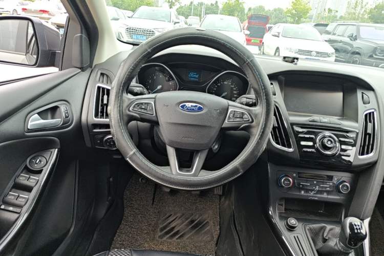 Used Ford Focus 2015 Sedan 1.6L Manual Fashion Edition Steering Wheel