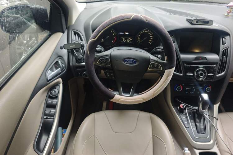 Used Ford Focus 2015 Sedan EcoBoost 180 Automatic Flagship Model Steering Wheel