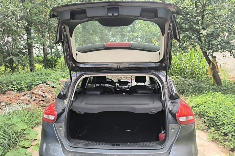 Used Ford Focus 2015 Hatchback EcoBoost 125 Automatic Supreme Style Edition Trunk