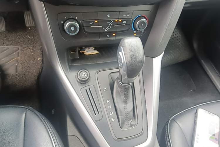 Used Ford Focus 2015 Hatchback 1.6L Automatic Comfort Model Gear Lever