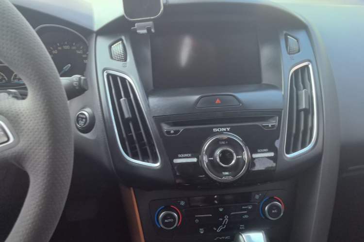 Used Ford Focus 2015 Hatchback EcoBoost 180 Automatic Sport Model Audio And AC Panel