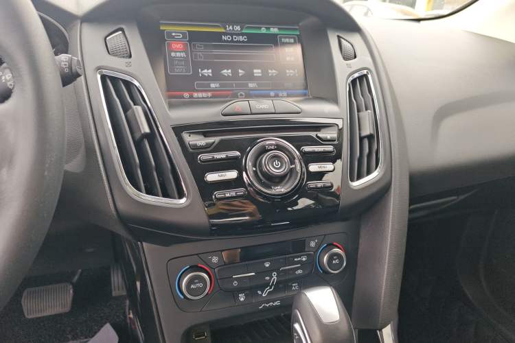 Used Ford Focus 2015 Hatchback 1.6L Automatic Fashion Edition Audio And AC Panel