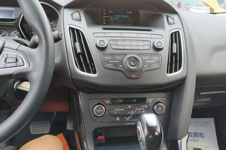 Used Ford Focus 2015 Hatchback EcoBoost 125 Automatic Supreme Style Edition Audio And AC Panel