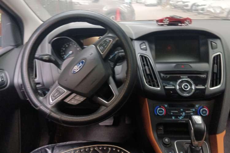 Used Ford Focus 2015 Hatchback EcoBoost 180 Automatic Sport Model Center Console