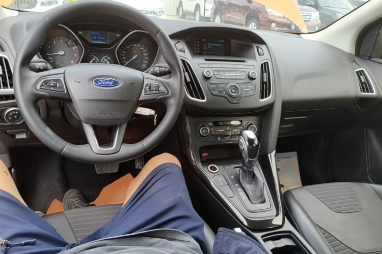 Used Ford Focus 2015 Hatchback EcoBoost 125 Automatic Supreme Style Edition Center Console