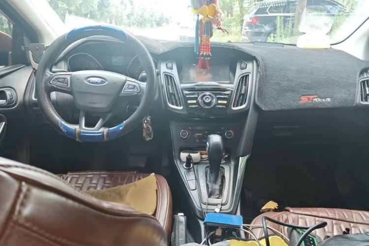 Used Ford Focus 2015 Hatchback EcoBoost 125 Automatic Supreme Style Edition Center Console