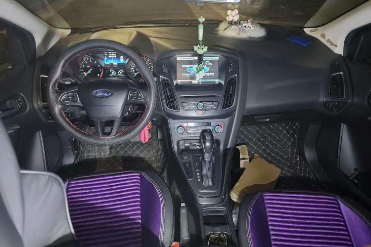 Used Ford Focus 2015 Hatchback EcoBoost 180 Automatic Elite Model Center Console