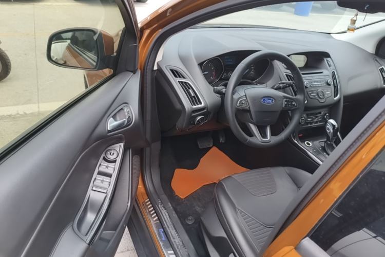 Used Ford Focus 2015 Hatchback EcoBoost 125 Automatic Supreme Style Edition Driver Seat