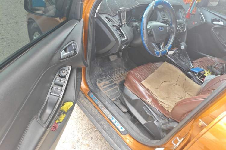 Used Ford Focus 2015 Hatchback EcoBoost 125 Automatic Supreme Style Edition Driver Seat