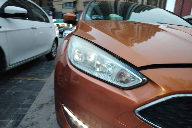 Used Ford Focus 2015 Hatchback EcoBoost 125 Manual – Ultra-Style Edition Exterior 6
