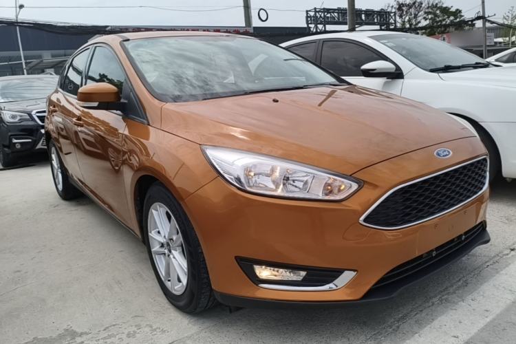 Used Ford Focus 2015 Hatchback EcoBoost 125 Automatic Supreme Style Edition Front Right 45 Deg
