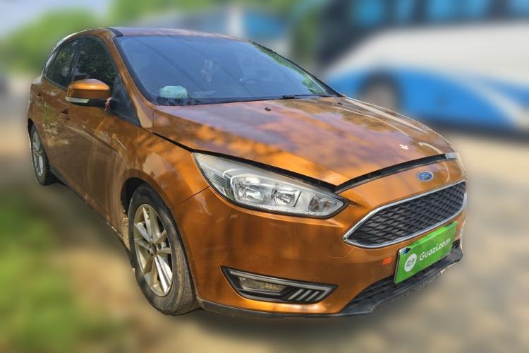 Used Ford Focus 2015 Hatchback EcoBoost 125 Automatic Supreme Style Edition Front Right 45 Deg