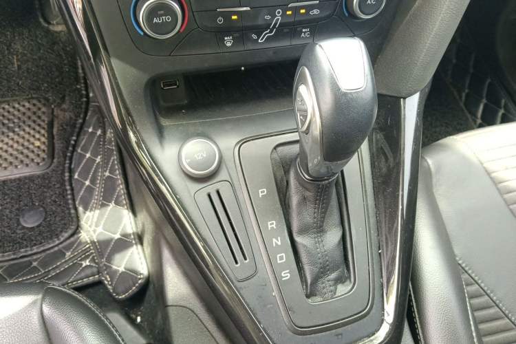 Used Ford Focus 2015 Hatchback 1.6L Automatic Fashion Edition Gear Lever