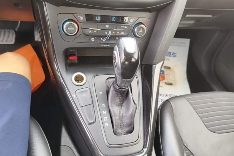 Used Ford Focus 2015 Hatchback EcoBoost 125 Automatic Supreme Style Edition Gear Lever