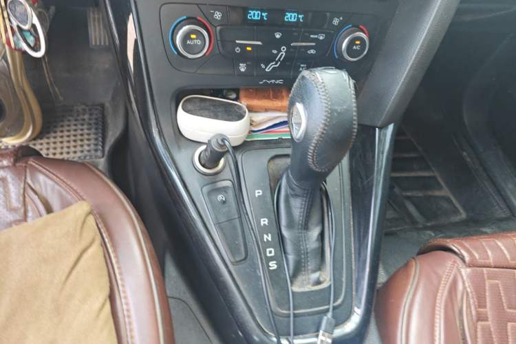Used Ford Focus 2015 Hatchback EcoBoost 125 Automatic Supreme Style Edition Gear Lever