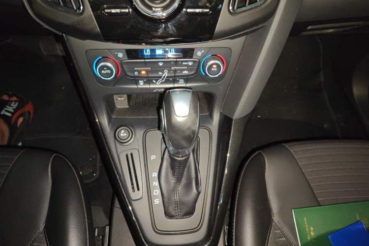 Used Ford Focus 2015 Hatchback 1.6L Automatic Fashion Edition Gear Lever