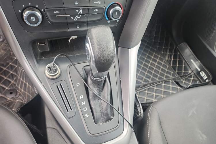 Used Ford Focus 2015 Hatchback 1.6L Automatic Comfort Model Gear Lever