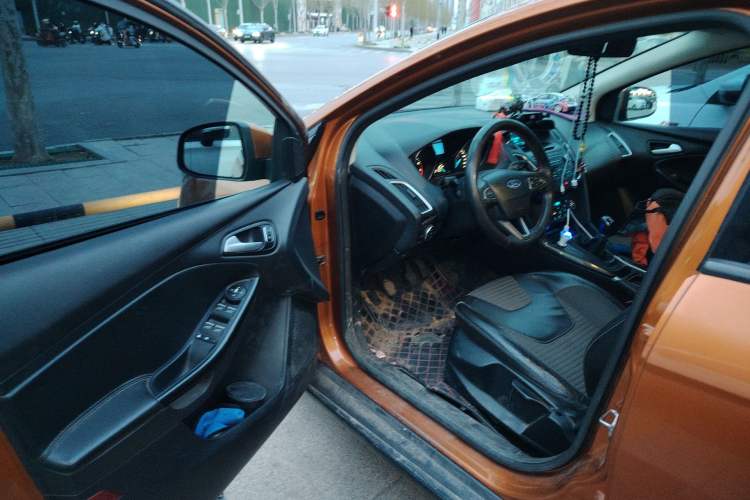 Used Ford Focus 2015 Hatchback EcoBoost 125 Manual – Ultra-Style Edition Interior 3