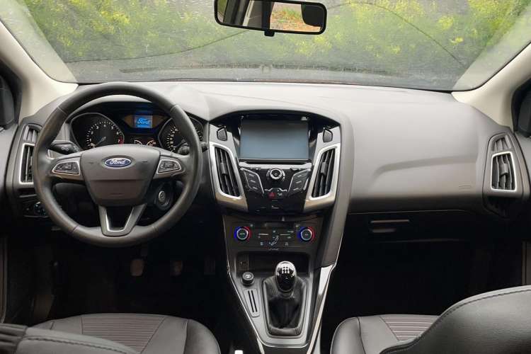 Used Ford Focus 2015 Hatchback EcoBoost 125 Manual – Ultra-Style Edition Interior 3