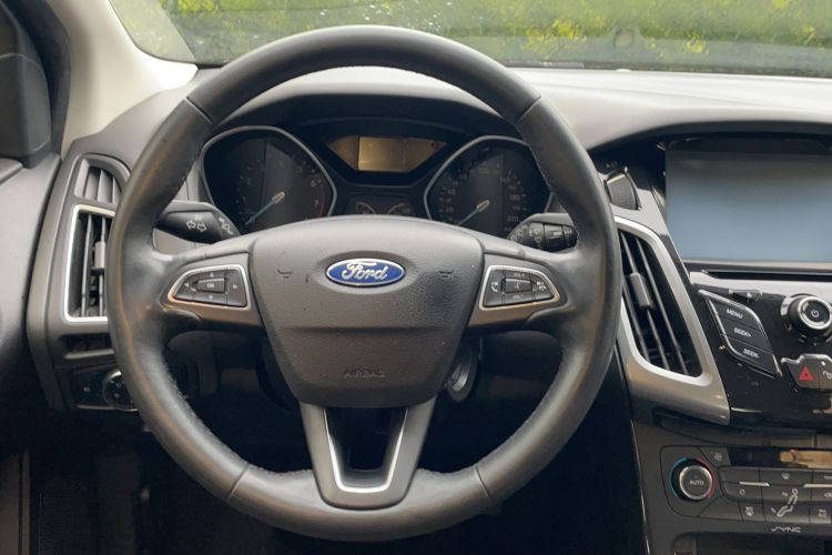 Used Ford Focus 2015 Hatchback EcoBoost 125 Manual – Ultra-Style Edition Interior 4