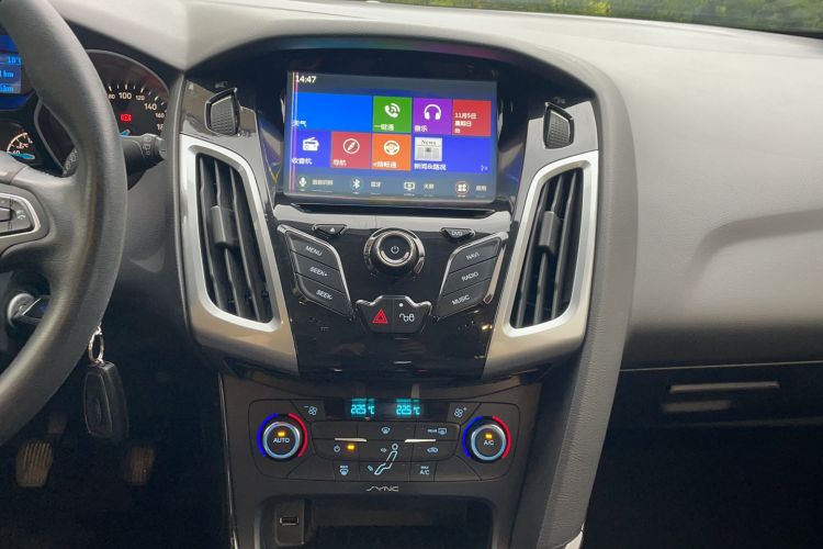 Used Ford Focus 2015 Hatchback EcoBoost 125 Manual – Ultra-Style Edition Interior 5