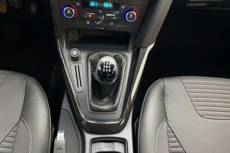 Used Ford Focus 2015 Hatchback EcoBoost 125 Manual – Ultra-Style Edition Interior 6