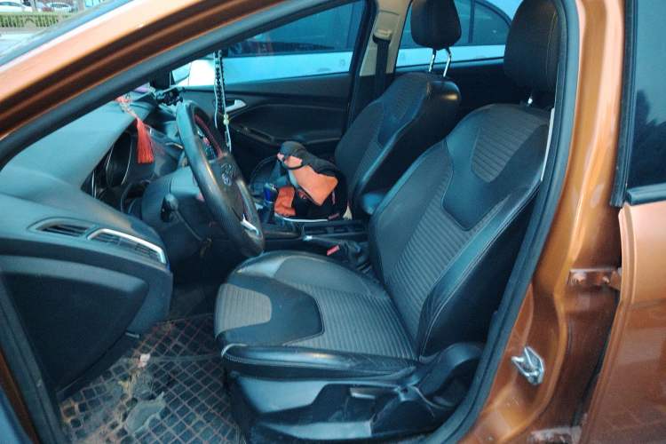 Used Ford Focus 2015 Hatchback EcoBoost 125 Manual – Ultra-Style Edition Left Front Seat