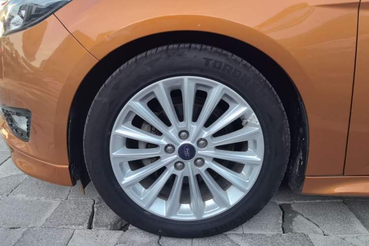 Used Ford Focus 2015 Hatchback EcoBoost 180 Automatic Sport Model Left Front Wheel Hub