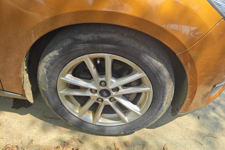 Used Ford Focus 2015 Hatchback EcoBoost 125 Automatic Supreme Style Edition Right Front Wheel Hub