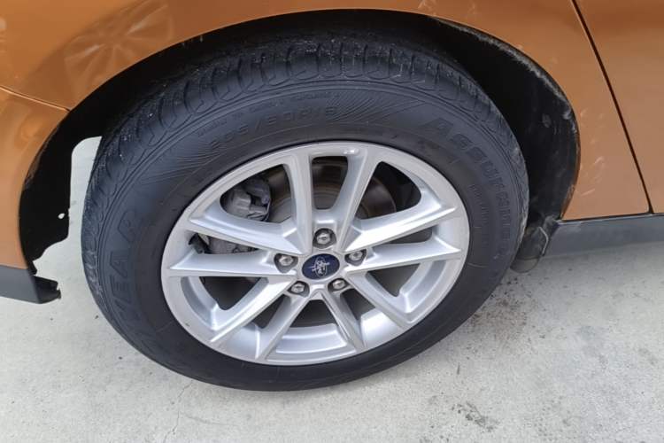Used Ford Focus 2015 Hatchback EcoBoost 125 Automatic Supreme Style Edition Right Rear Wheel Hub