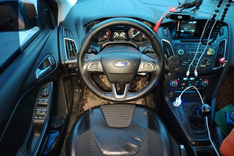 Used Ford Focus 2015 Hatchback EcoBoost 125 Manual – Ultra-Style Edition Steering Wheel
