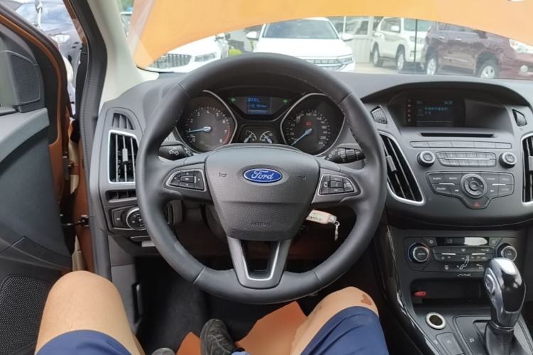 Used Ford Focus 2015 Hatchback EcoBoost 125 Automatic Supreme Style Edition Steering Wheel
