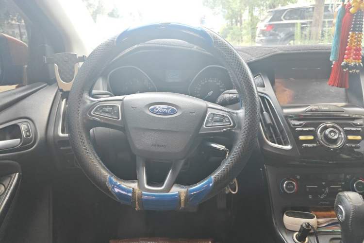 Used Ford Focus 2015 Hatchback EcoBoost 125 Automatic Supreme Style Edition Steering Wheel