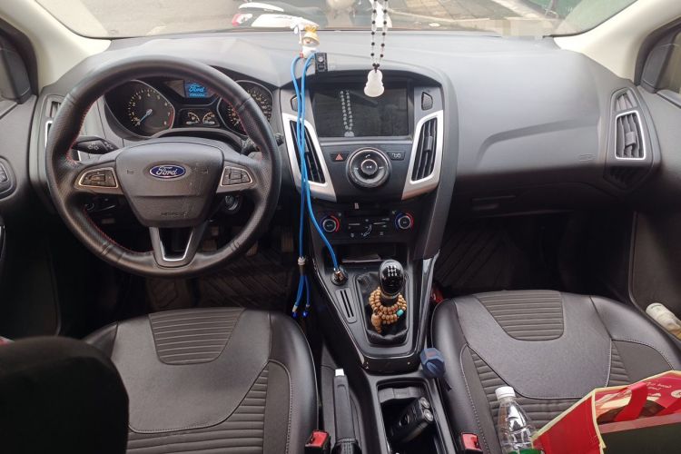 Used Ford Focus 2015 Hatchback EcoBoost 125 Manual – Ultra-Style Edition Center Console
