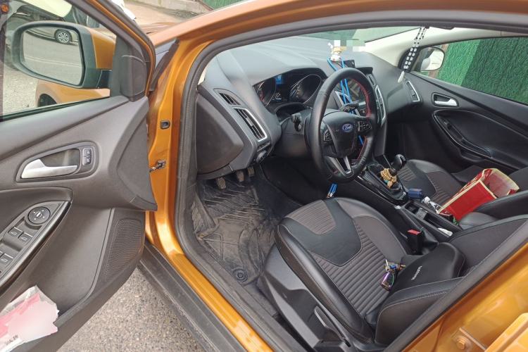 Used Ford Focus 2015 Hatchback EcoBoost 125 Manual – Ultra-Style Edition Driver Seat