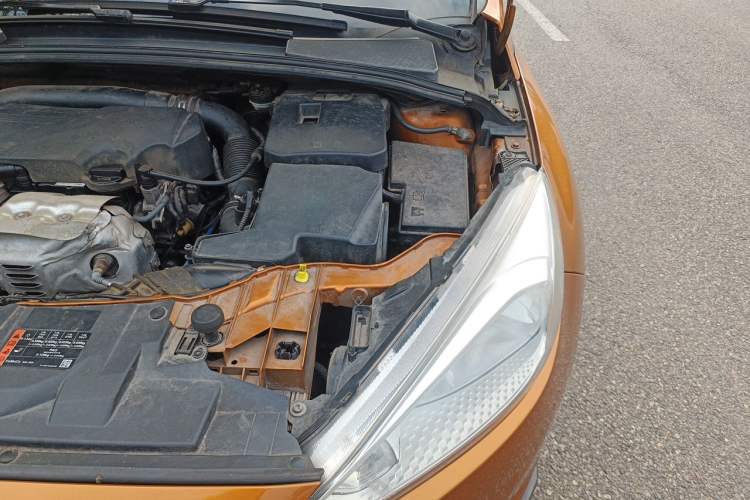 Used Ford Focus 2015 Hatchback EcoBoost 125 Manual – Ultra-Style Edition Engine Bay Left