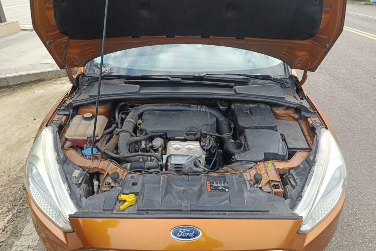 Used Ford Focus 2015 Hatchback EcoBoost 125 Manual – Ultra-Style Edition Engine Bay