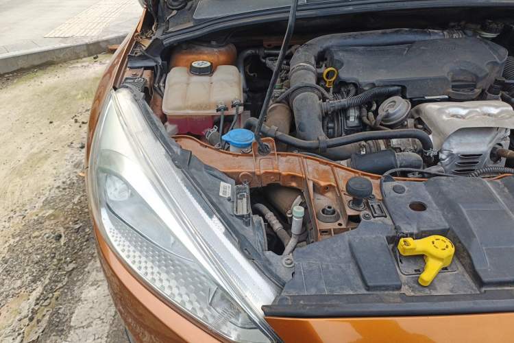 Used Ford Focus 2015 Hatchback EcoBoost 125 Manual – Ultra-Style Edition Engine Bay Right