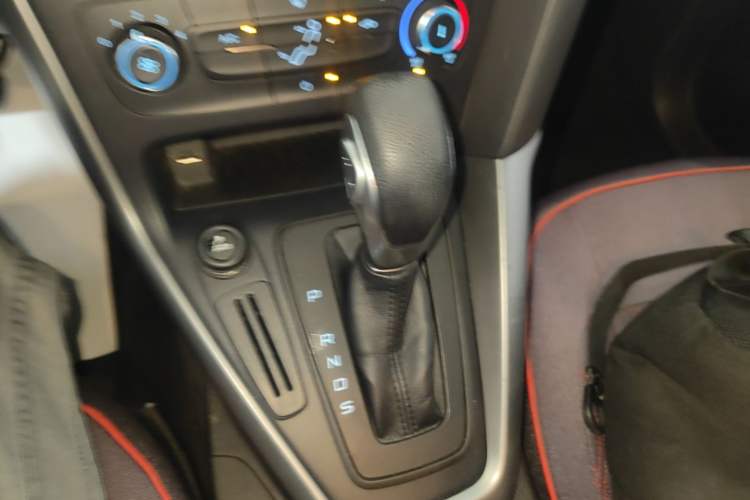 Used Ford Focus 2015 Hatchback 1.6L Automatic Comfort Model Gear Lever