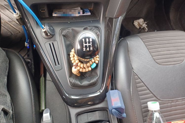 Used Ford Focus 2015 Hatchback EcoBoost 125 Manual – Ultra-Style Edition Gear Lever