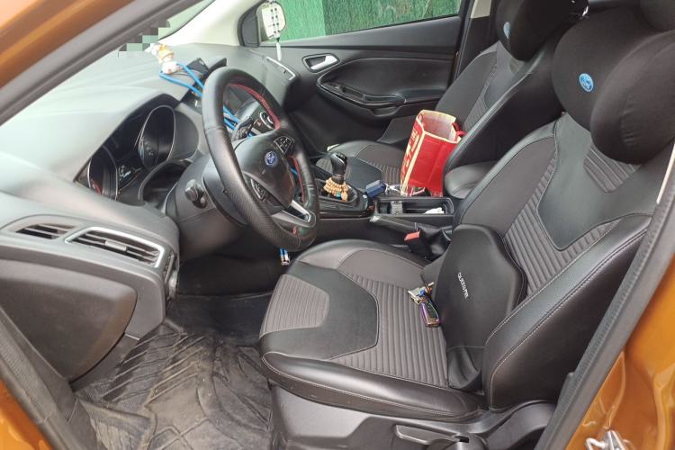 Used Ford Focus 2015 Hatchback EcoBoost 125 Manual – Ultra-Style Edition Left Front Seat