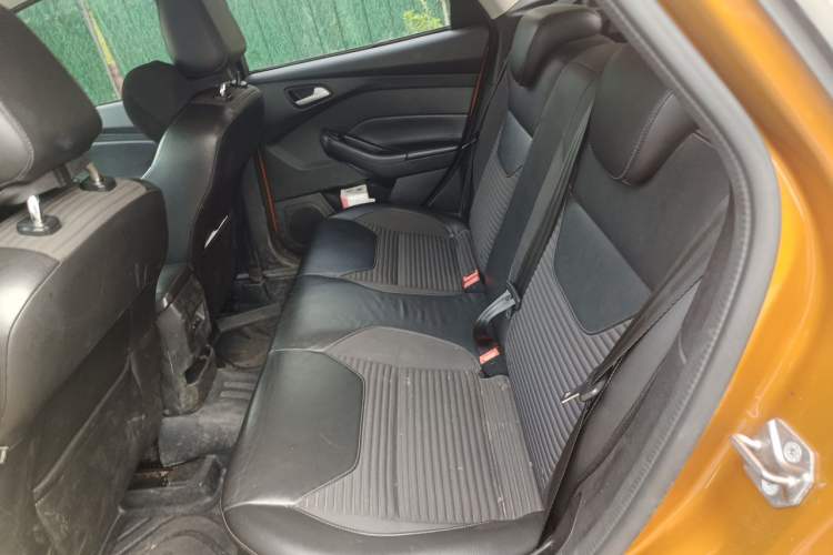 Used Ford Focus 2015 Hatchback EcoBoost 125 Manual – Ultra-Style Edition Left Rear Seat