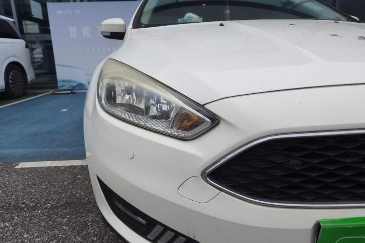 Used Ford Focus 2015 Hatchback 1.6L Automatic Comfort Model Right Front Headlight