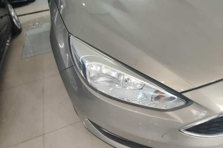 Used Ford Focus 2015 Hatchback 1.6L Automatic Comfort Model Right Front Headlight