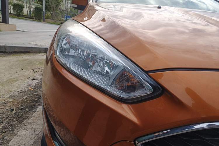 Used Ford Focus 2015 Hatchback EcoBoost 125 Manual – Ultra-Style Edition Right Front Headlight